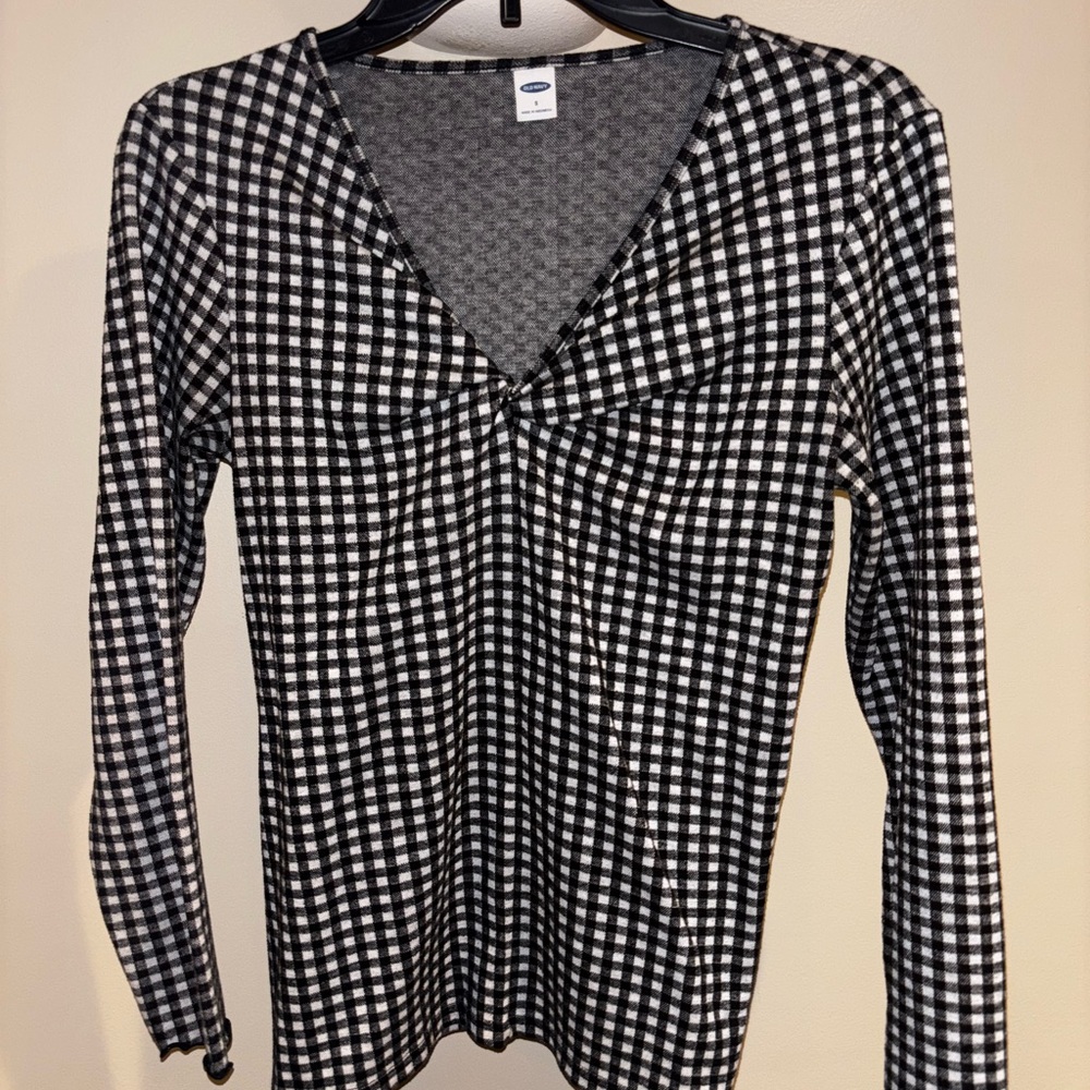 Old Navy Black and White Gingham Twist V-Neck Fitted Long Sleeve